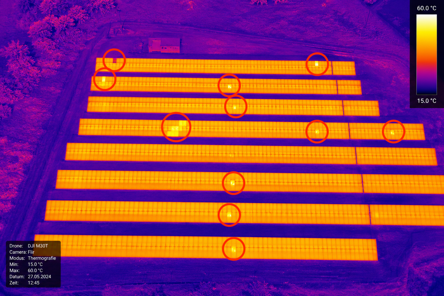 Wärmebild-Auswertung eines Solarparks mit rot markierten Hotspots